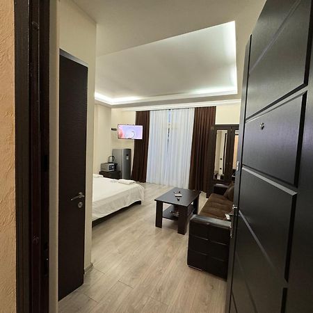 Iko'S Family Apartments Batumi Bagian luar foto
