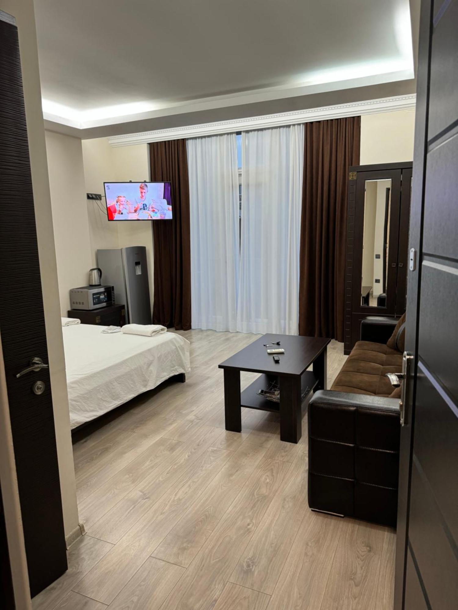 Iko'S Family Apartments Batumi Bagian luar foto