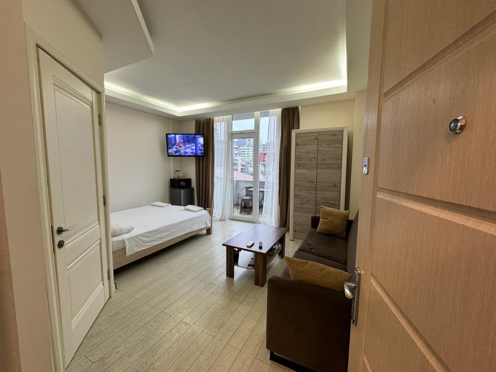 Iko'S Family Apartments Batumi Bagian luar foto