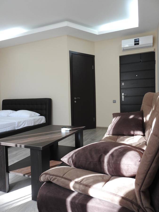 Iko'S Family Apartments Batumi Bagian luar foto