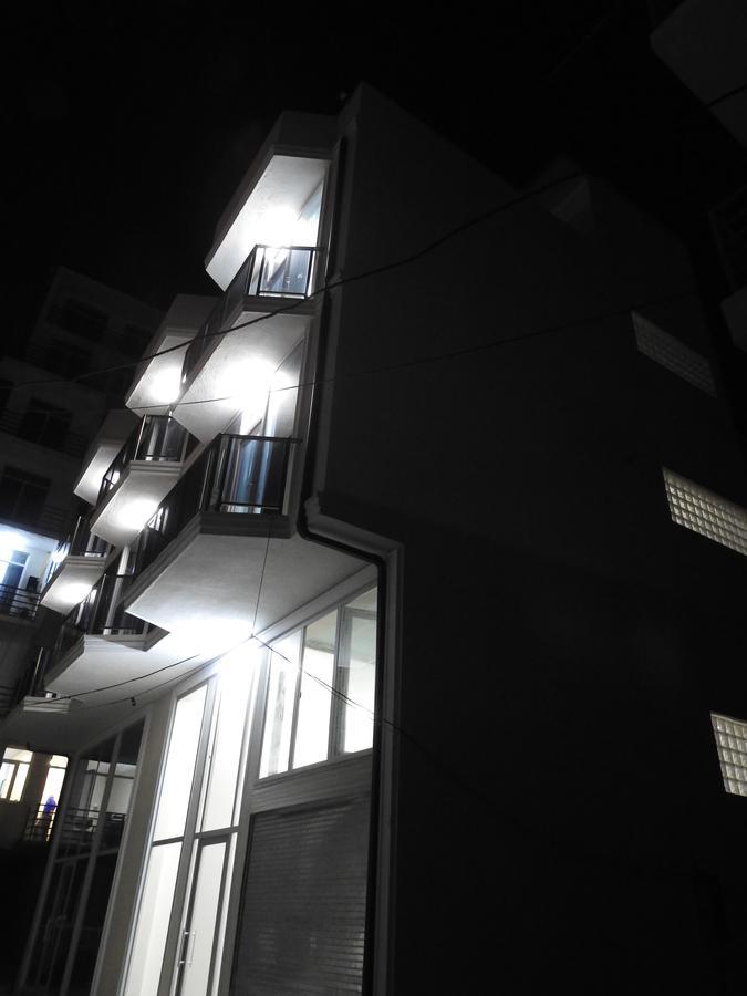 Iko'S Family Apartments Batumi Bagian luar foto